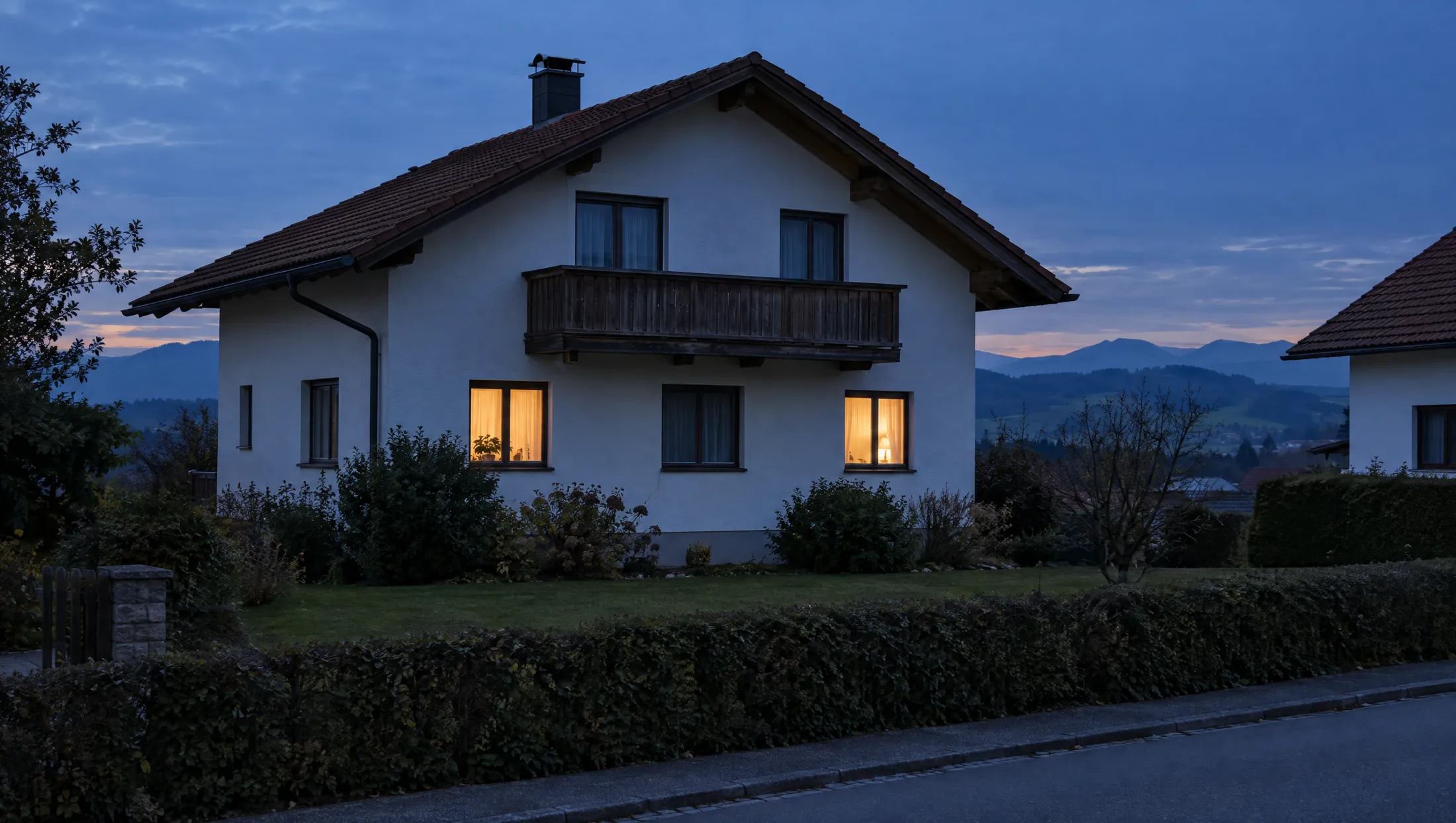 Ein bewohntes Haus mit Garten am Abend, Bild mit KI erzeugt