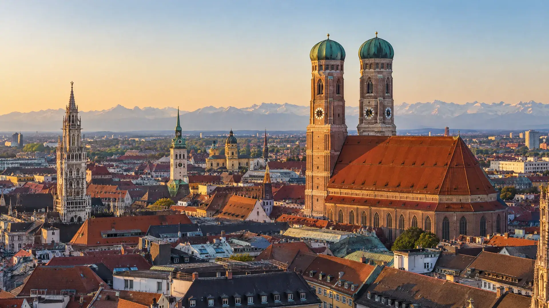 Blick über die Dächer der Münchner Altstadt auf die Frauenkirche im Abendlicht, Bild mit KI erzeugt