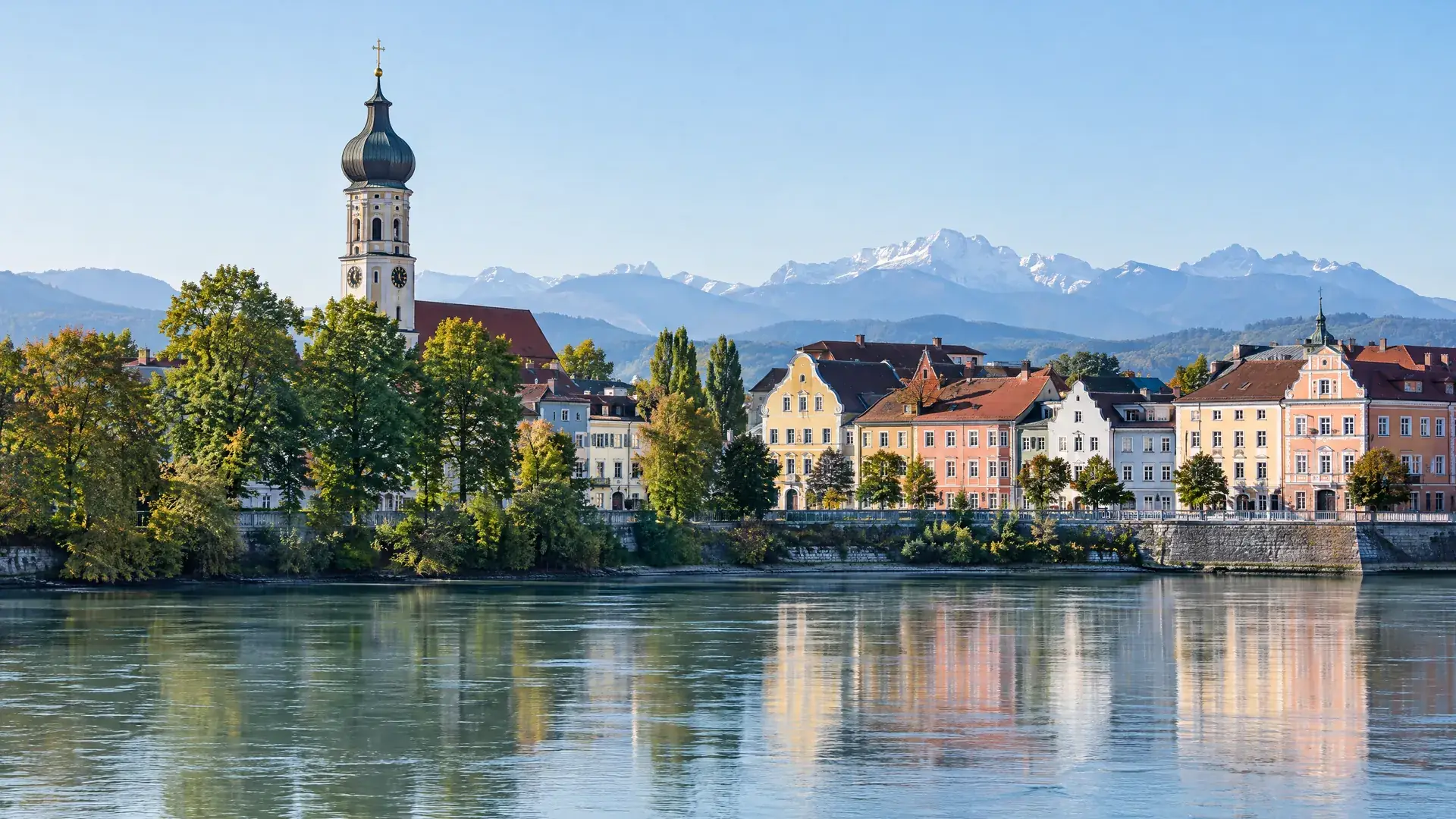 Die Altstadt von Rosenheim am Inn mit dem Turm von St. Nikolaus am Morgen, Bild mit KI erzeugt