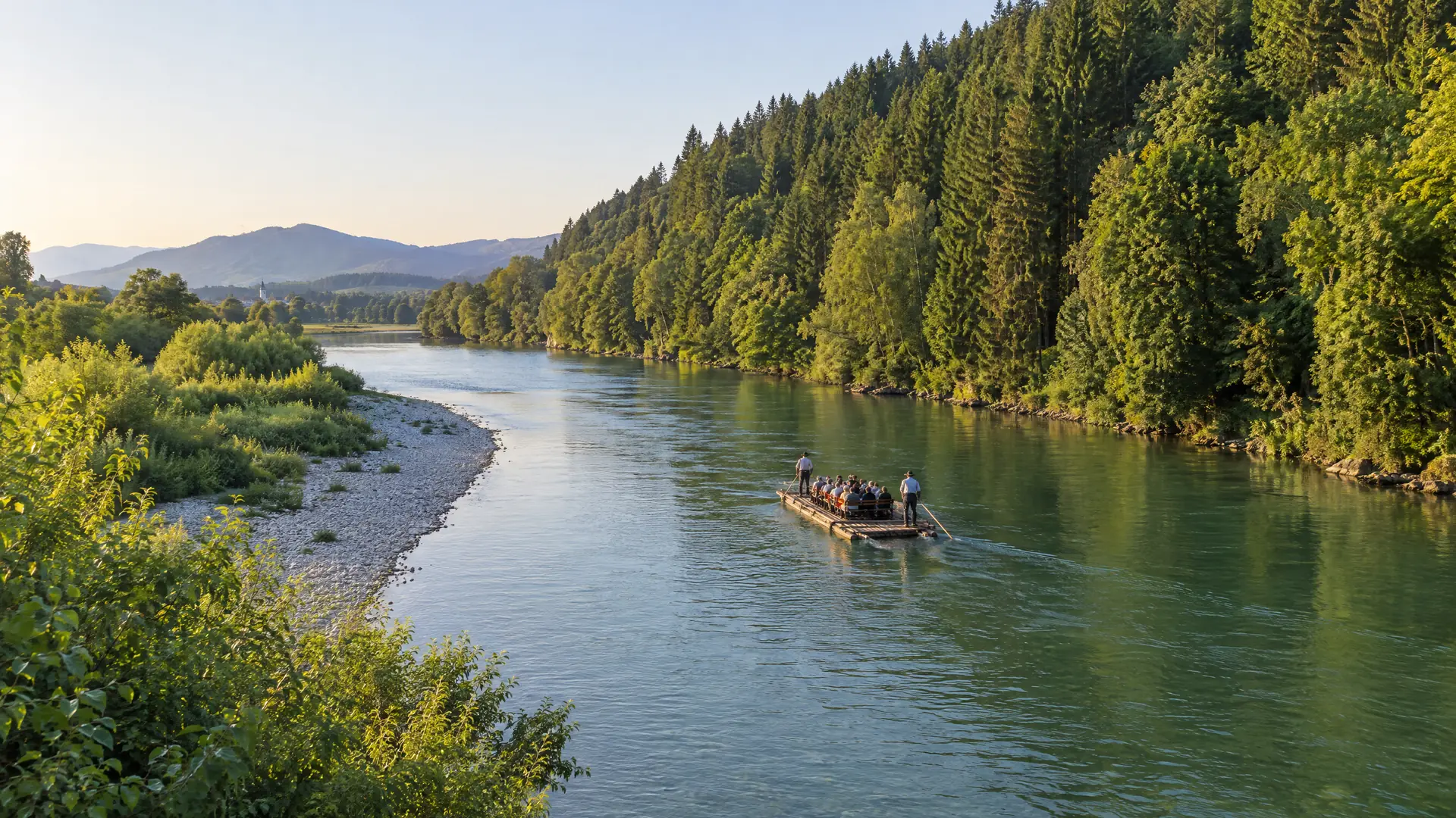 Ein Floß mit Fahrgästen auf der Isar zwischen Wäldern und Kiesbänken, Bild mit KI erzeugt