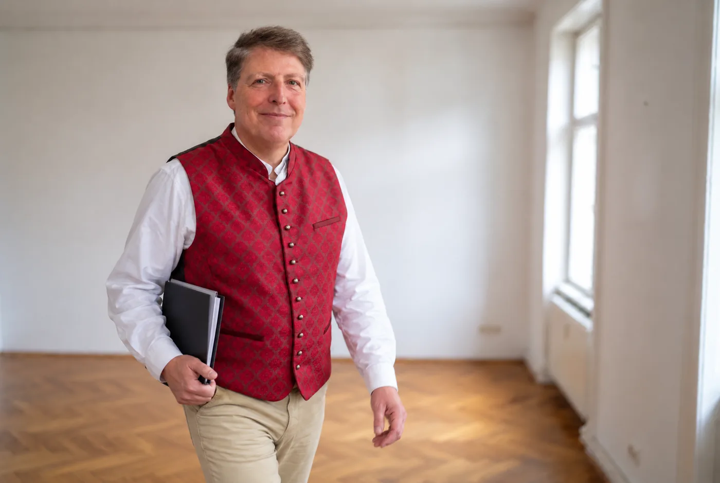 Alexander Solya in einer leeren Altbauwohnung, Bild mit KI erzeugt