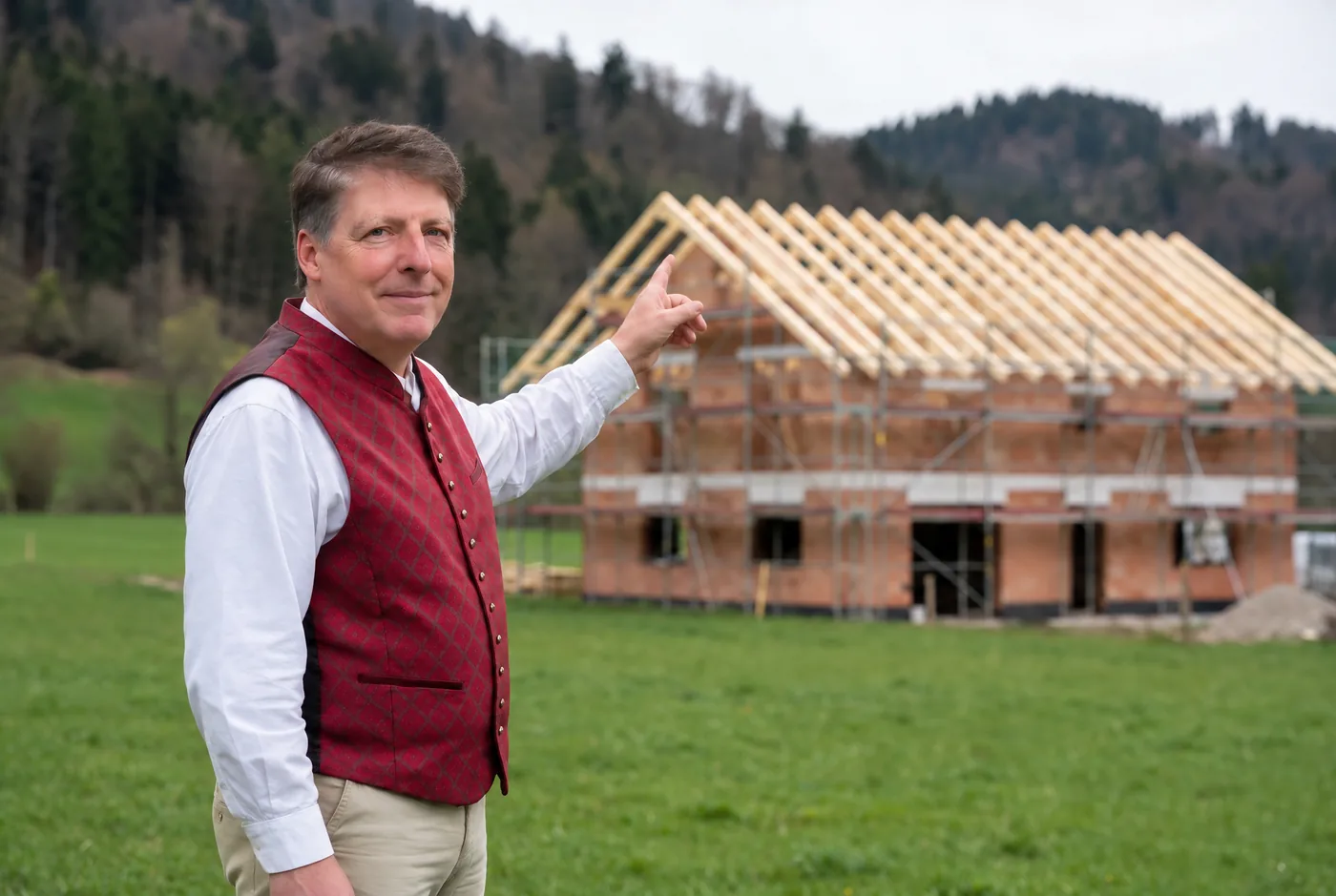 Alexander Solya vor einem Rohbau im Oberland, Bild mit KI erzeugt